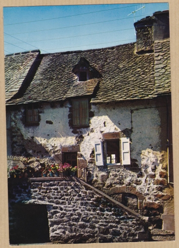 CANTAL - SALERS - Vieille maison