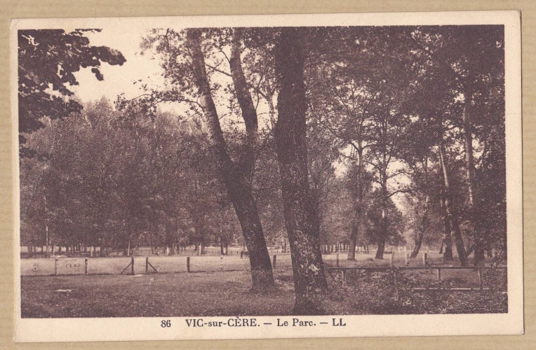  VIC-SUR-CERE - Le parc