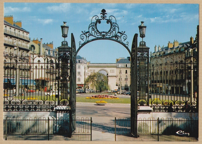 DIJON - Place Darcy - La grille du square 