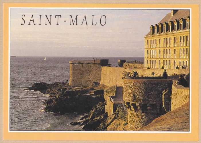 SAINT-MALO - Soir d´été sur les remparts