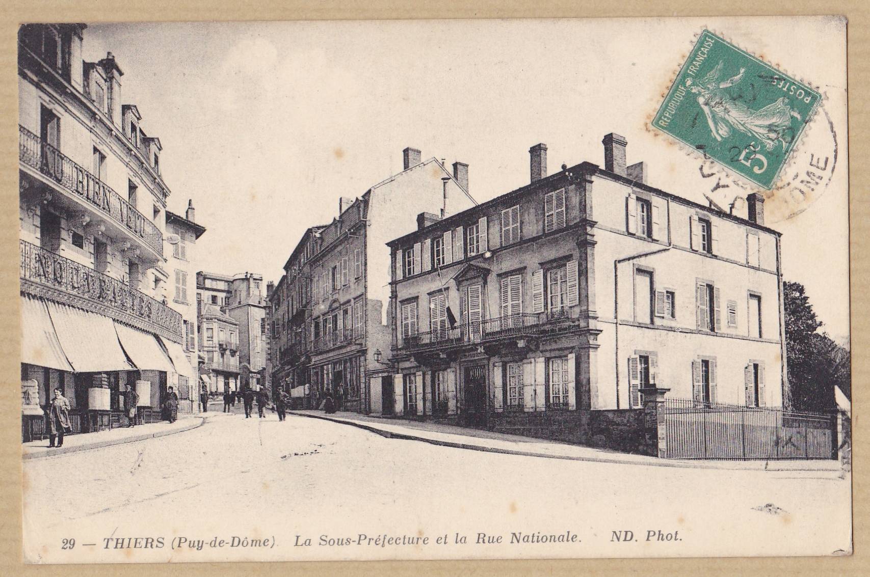 THIERS - La Sous-Préfecture et la rue Nationale