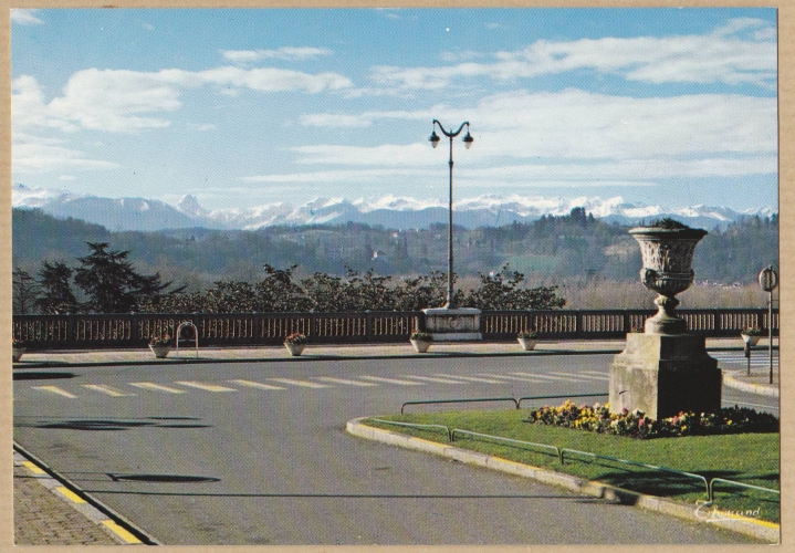 PAU - la chaîne des Pyrénées vue du boulevard