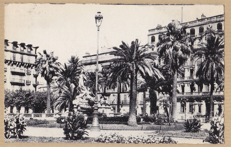 TOULON - Un coin place Liberté - La préfecture maritime