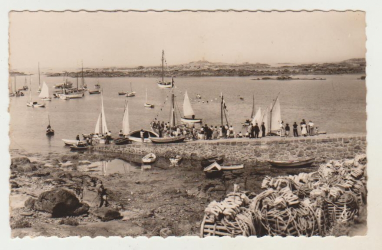 cpsm 9x14 - 50 - Iles Chausey l'Embarcadère 