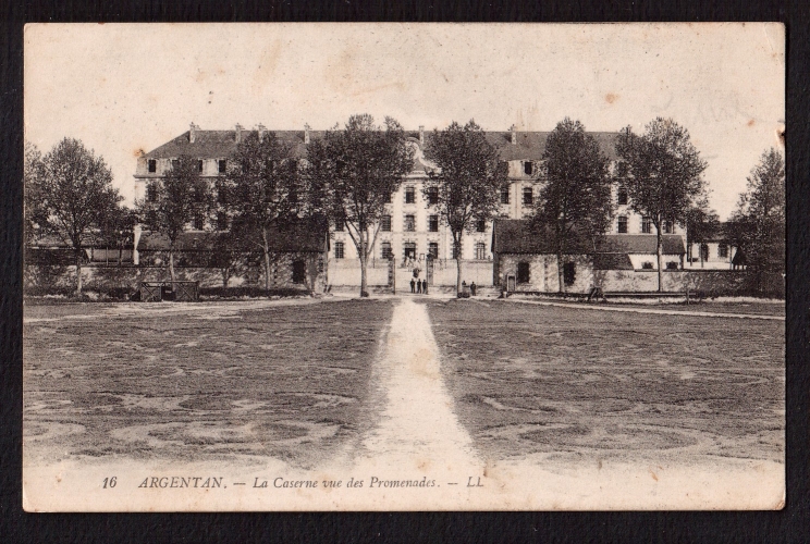 France Cpsm  Argentan (61) la Caserne vue des Promenades 