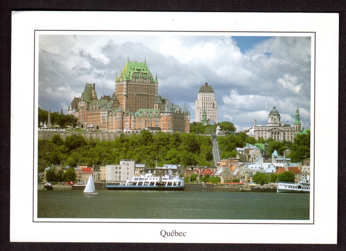 Canada  Cpm Quebec Le Château Frontenac surplombant le Fleuve 