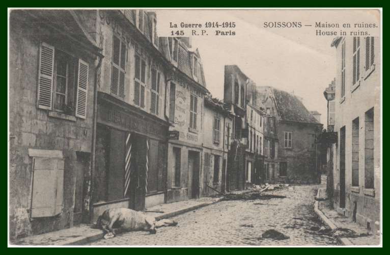 CPA SOISSONS GUERRE 14  écrite 1915 Cheval mort BE