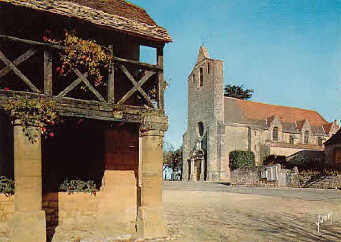 CP France Dordogne  Domme  anciennes Halles et église