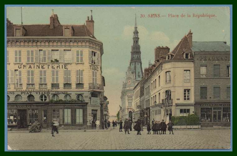 CPA SENS PLACE DE LA REPUBLIQUE non écrite B/TB 