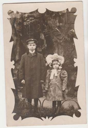 carte-photo : deux enfants dont une fillette au chapeau