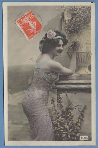 CPA France femme mode.. fleurs  voy 1911 (avec dorure)