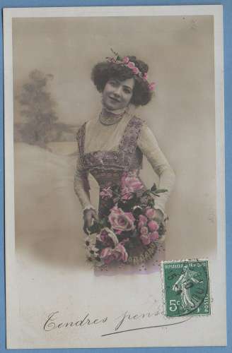 CPA France femme  mode fleur rose voy 1910 