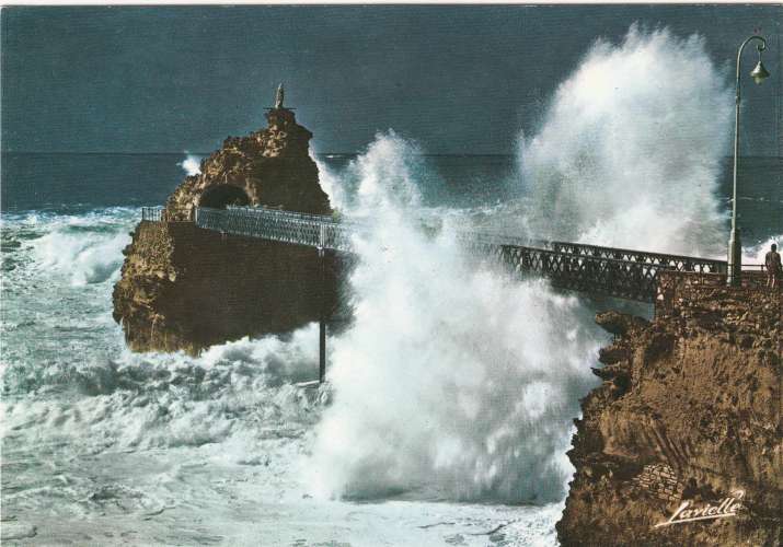 Biarritz   tempête au Rocher de la Vierge