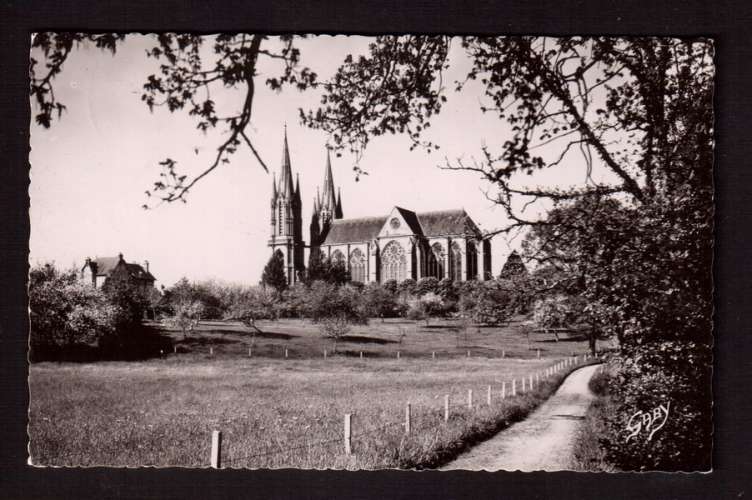 France Cpsm Pontmain ( Mayenne )  la basilique