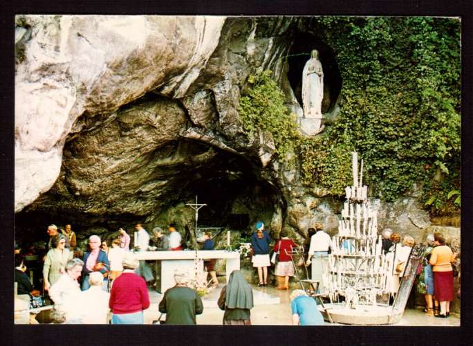  France  Cpm  Lourdes   la grotte miraculeuse