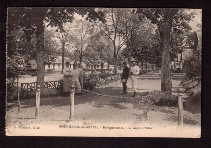 CPA  Mourmelon-le-Grand les baraquements - la Grande Allée