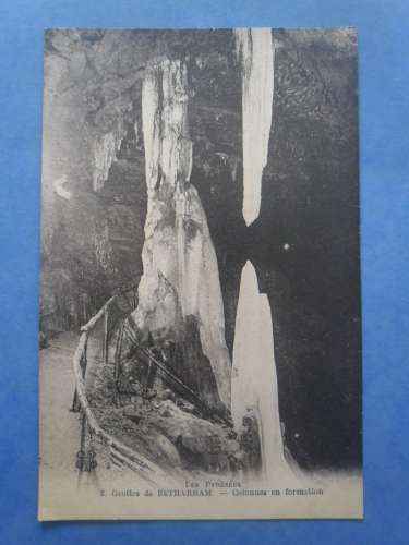 64-BETHARRAM la grotte , colonnes en formation , dos vert