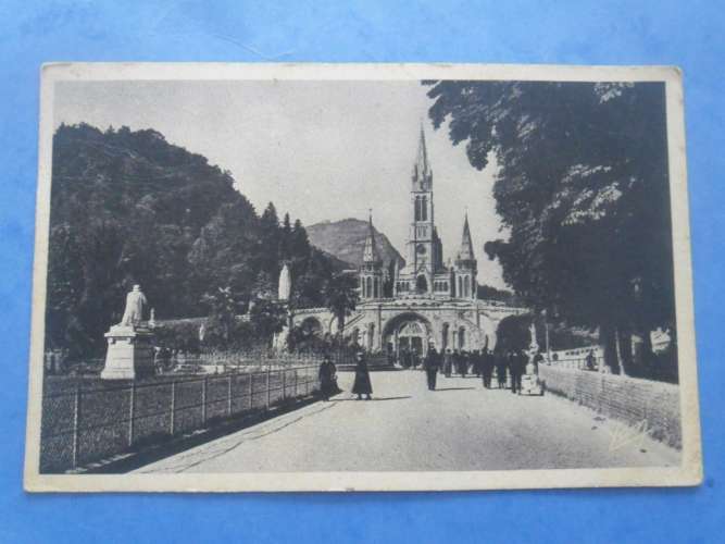 65-LOURDES la basilique , animée , circulée en 1937