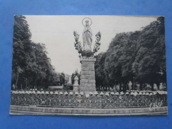 65-LOURDES la vierge couronnée , écrite et circulée en 1958