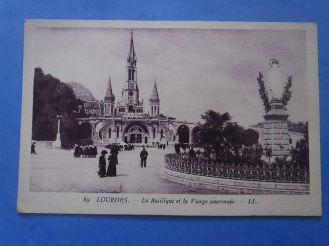 65-LOURDES basilique et la vierge couronnée , écrite au verso