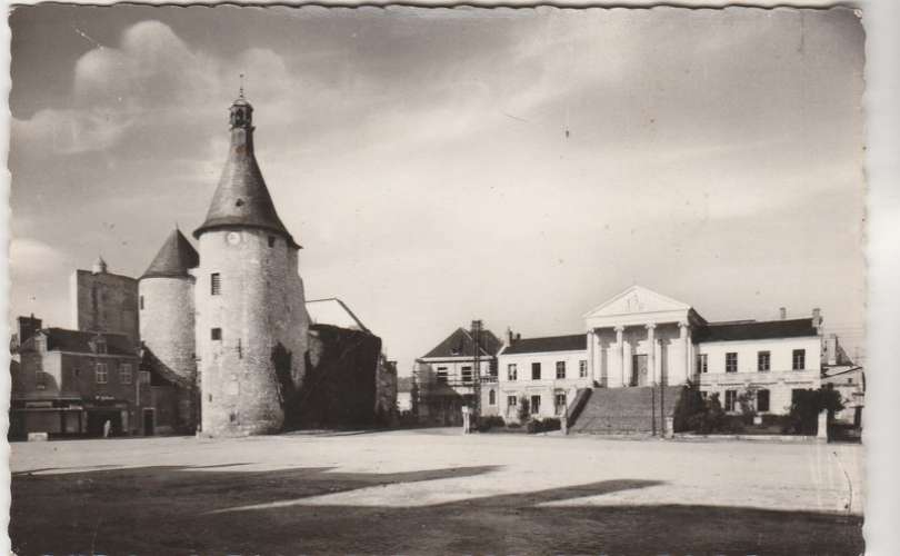 cpsm 36 issoudun Le Beffroi et le Palais de Justice 