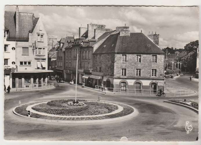 cpsm 22 Guingamp Entrée de la Rue Notre-Dame ...