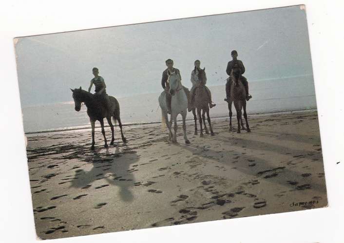 (14)-DEAUVILLE  CPSM  cavaliers sur la plage  circulée en 1968