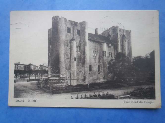 79-NIORT façade Nord du donjon , écrite et circulée en 1945 , 2 scans