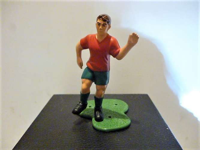 Figurine footballeur maillot rouge short vert / Nestlé