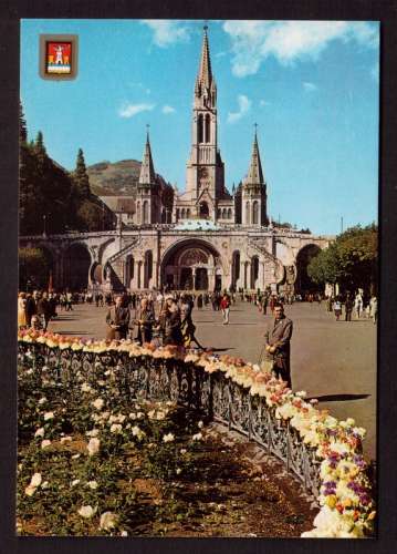 France Cpm Lourdes la basilique et l'esplanade 