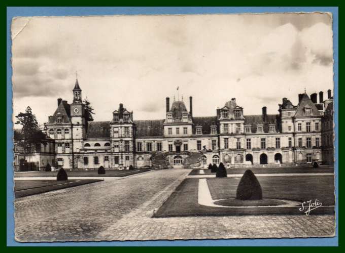 CPSM Fontainebleau Château voy (manque TP)