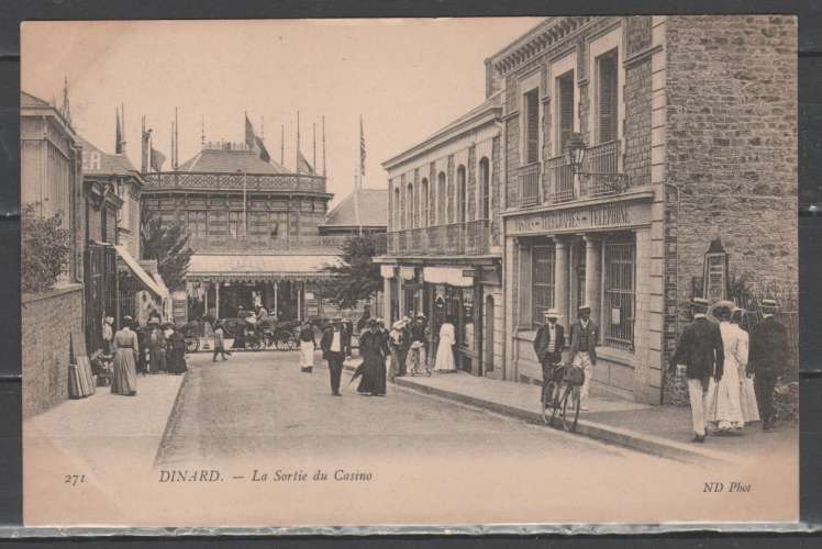 Dinard - La sortie du Casino