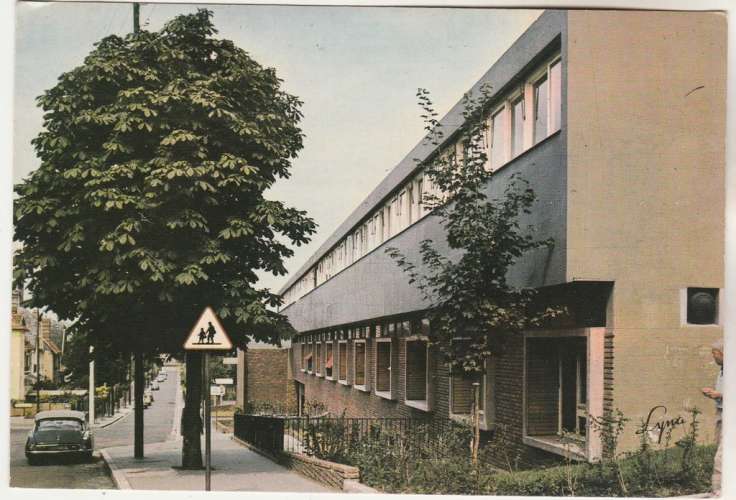 cpm 92 Colombes La Maison des Jeunes ( DS )