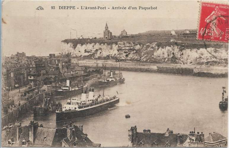 CPA - DIEPPE - L'Avant Port - Arrivée d'un Paquebot.