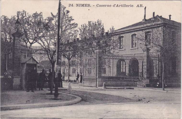 CPA - NIMES- Caserne du 19ème Régiment d'Artillerie.