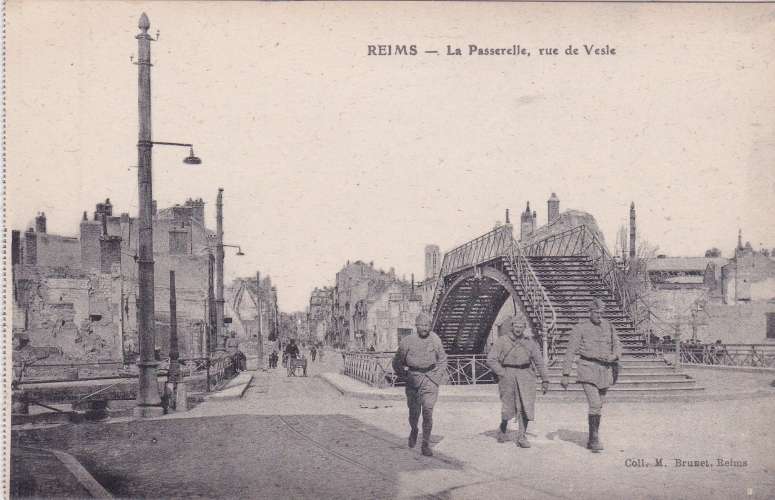 CPA - REIMS - La Passerelle, Rue de Vesle.