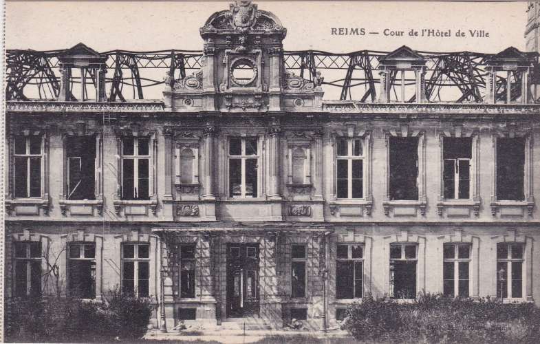 CPA - REIMS - Cour de l'Hôtel de Ville.