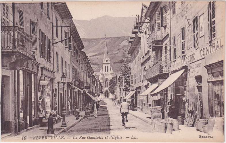 CPA - ALBERTVILLE - La Rue Gambetta et l'Église.