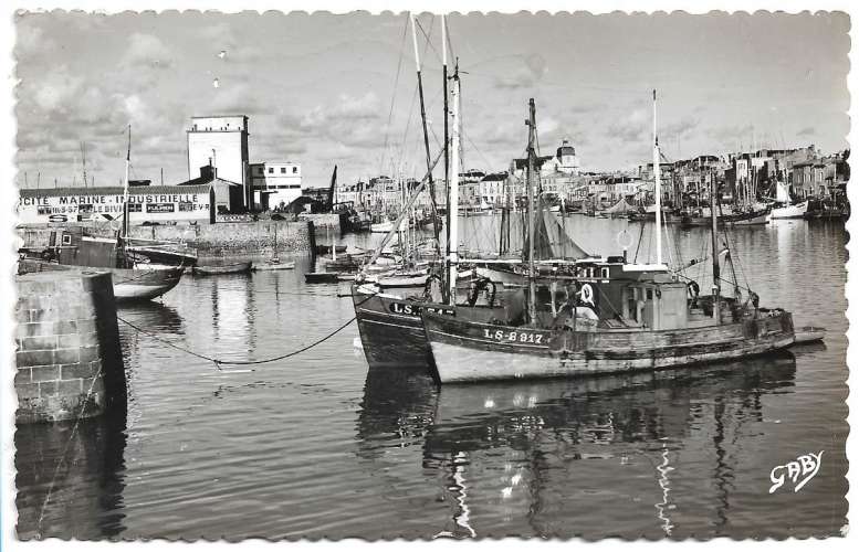 CPA - LES SABLES D'OLONNE - Le Port.