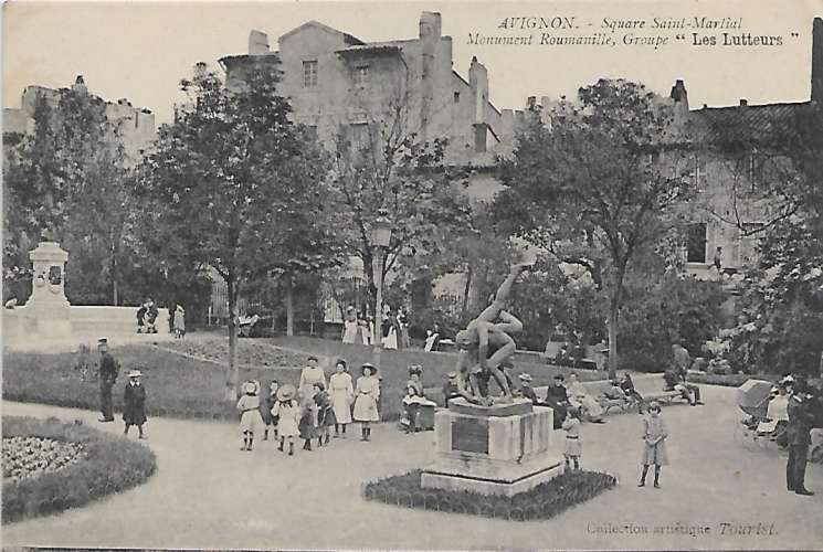 CPA - AVIGNON - Square Saint-Martial.