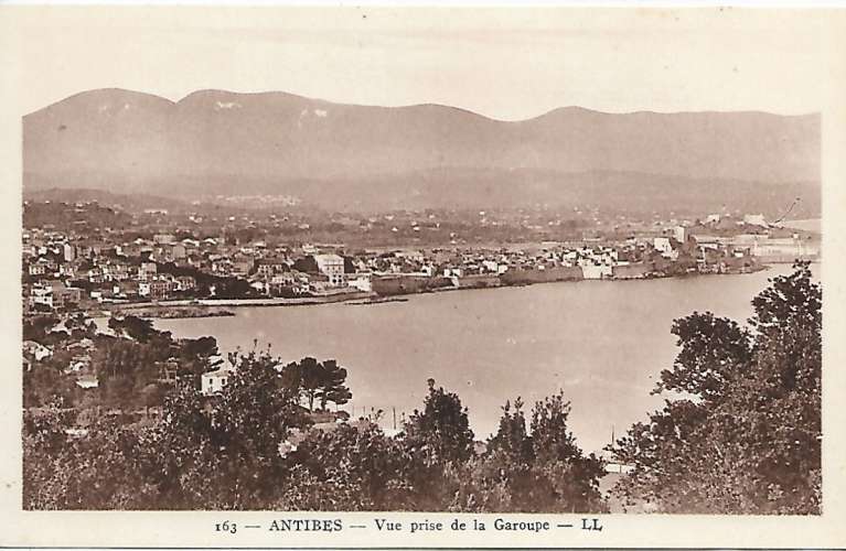 CPA - ANTIBES - Vue Prise de la Garoupe.