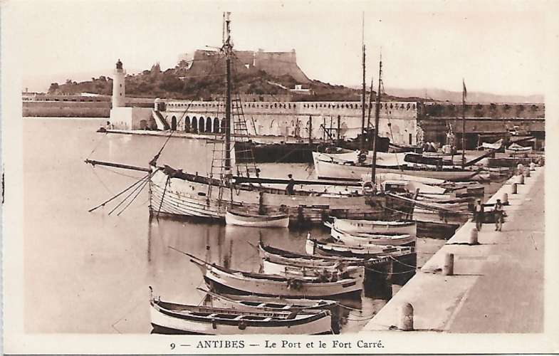 CPA - ANTIBES - Le Port et le Fort Carré.