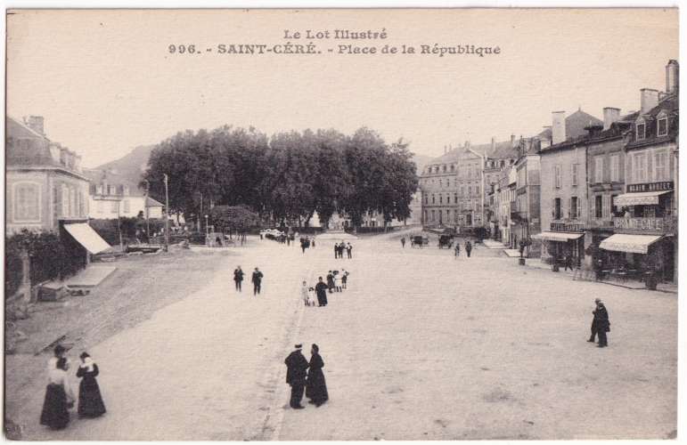 CPA 46 Saint Céré - Place de la République - non circulée