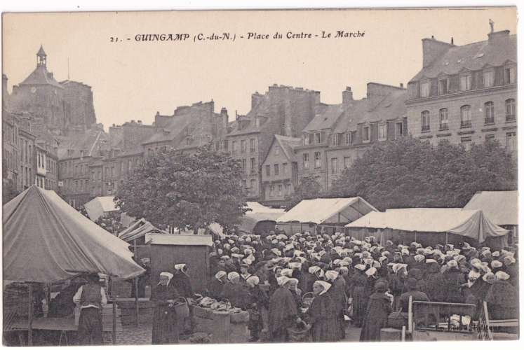 CPA 22 Guingamp - Place du Centre, le Marché - non circulée