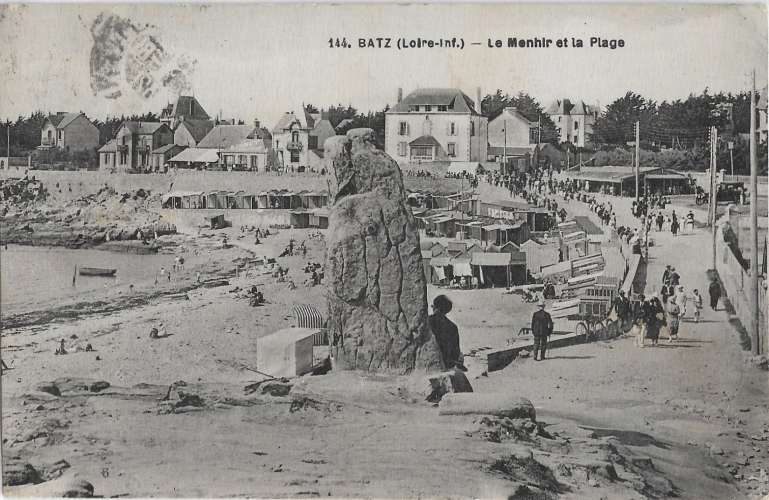 CPA - 44 BATZ-SUR-MER - Le Menhir et la Plage.