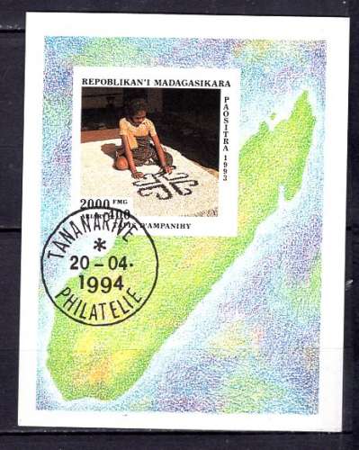 MADAGASCAR 1994  ARTISANAT TAPIS D'AMPANIHY  BLOC OBLITERE