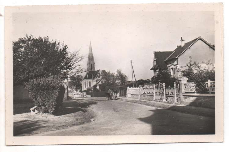 cpsm 14 Saint-Aubin l'Eglise vue de la Place de la Gare 