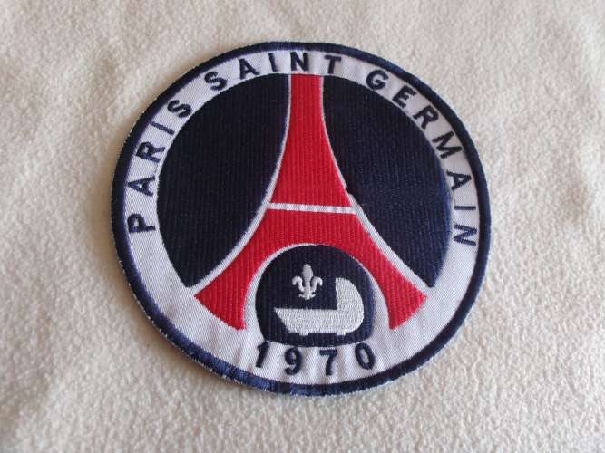 BEL ECUSSON EN TISSU DU PARIS SAINT-GERMAIN (PSG) ..FOOTBALL