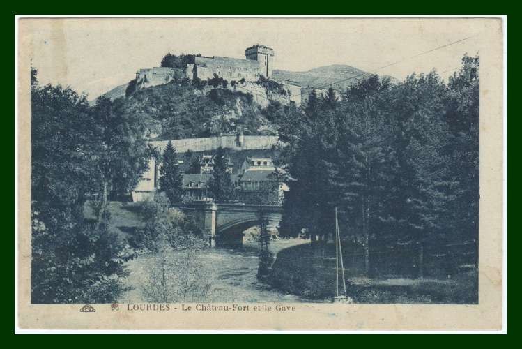  CPA LOURDES (65) Château Fort et le Gave écrite 