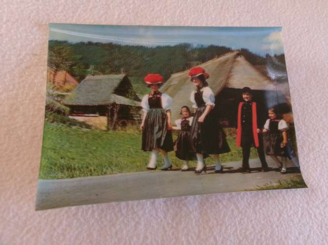 BELLE CARTE VISIORELIEF 3D....COSTUMES FOLKLORIQUES...SUISSE ? ALLEMAGNE ?